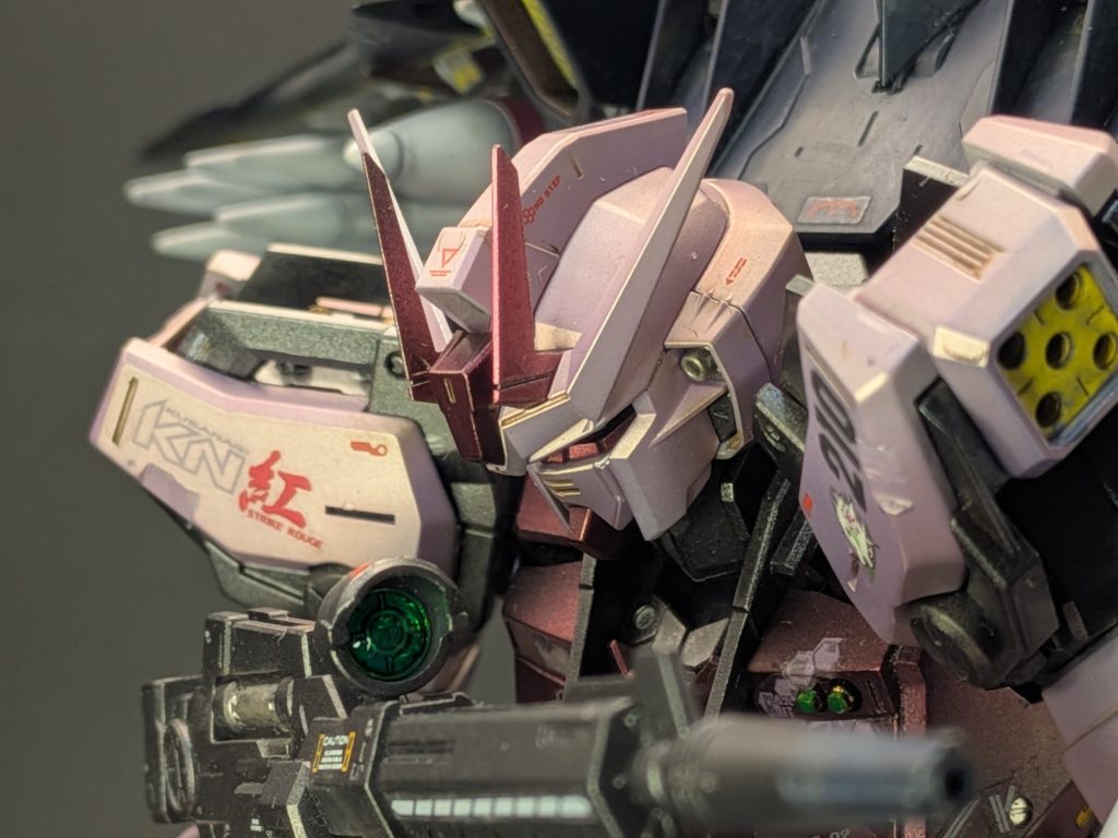 関節の部品を発注しようかと思ったのですが、点数が多くしかもガンプラ枯渇期でもあったために諦めました。次に複製に挑戦したのですが、どれもこれも強度が足らずで断念。そこで、ポーズ固定でジオラマ調で製作することを考え付きました。肩の軸と肘関節は活かすことが出来ました。なので「半」固定なのです。