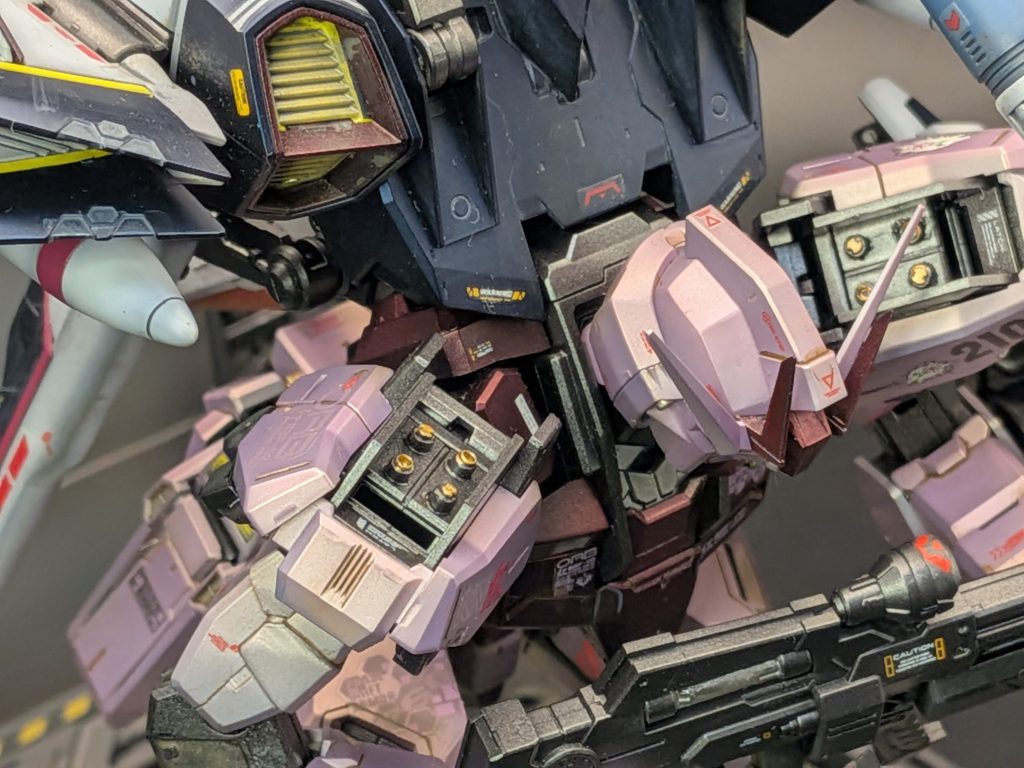 肩関節もキットのままでは不可能な角度に固定してあります。同時に、肩アーマーも前後切開して破綻のない角度に固定。ちなみに、肩の上部にあるのはコネクタです。ストライカーパックに接続するときに必要であると想定。