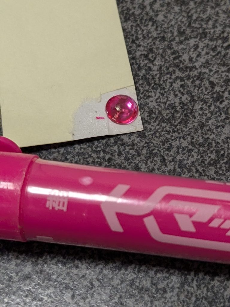 モノアイは100均のラインストーンにＵＶレジンを乗せて丸くしました、これはかなりいい感じになりました