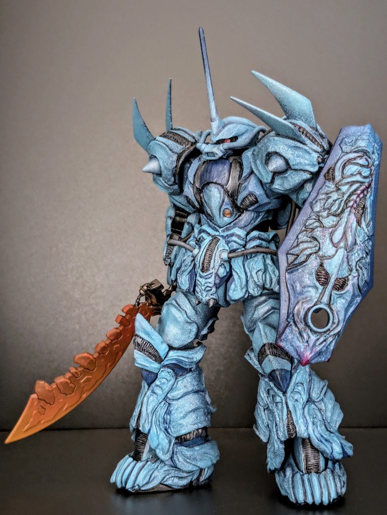 グフのシルエットを残しつつ、好きなデザイン要素である背骨、外骨格、隙間から覗く筋線維的構造等々を盛り込みました。グフのカスタムということで塗装色とモノアイ周辺の形は某機体を意識しています。造形イメージとしては甲殻類、オーラバトラー、ゼノモーフです。(『エイリアン』シリーズを見進めている最中に着手したので各所にそれっぽいディテールを入れています。)