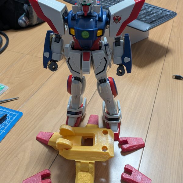 とりあえず1/60で足首の試作プリントしてサイズ確認してみました…後ろのシャイニングガンダムも、もちろん1/60です（笑）かなりヤバいデカさです…😂（2枚目）