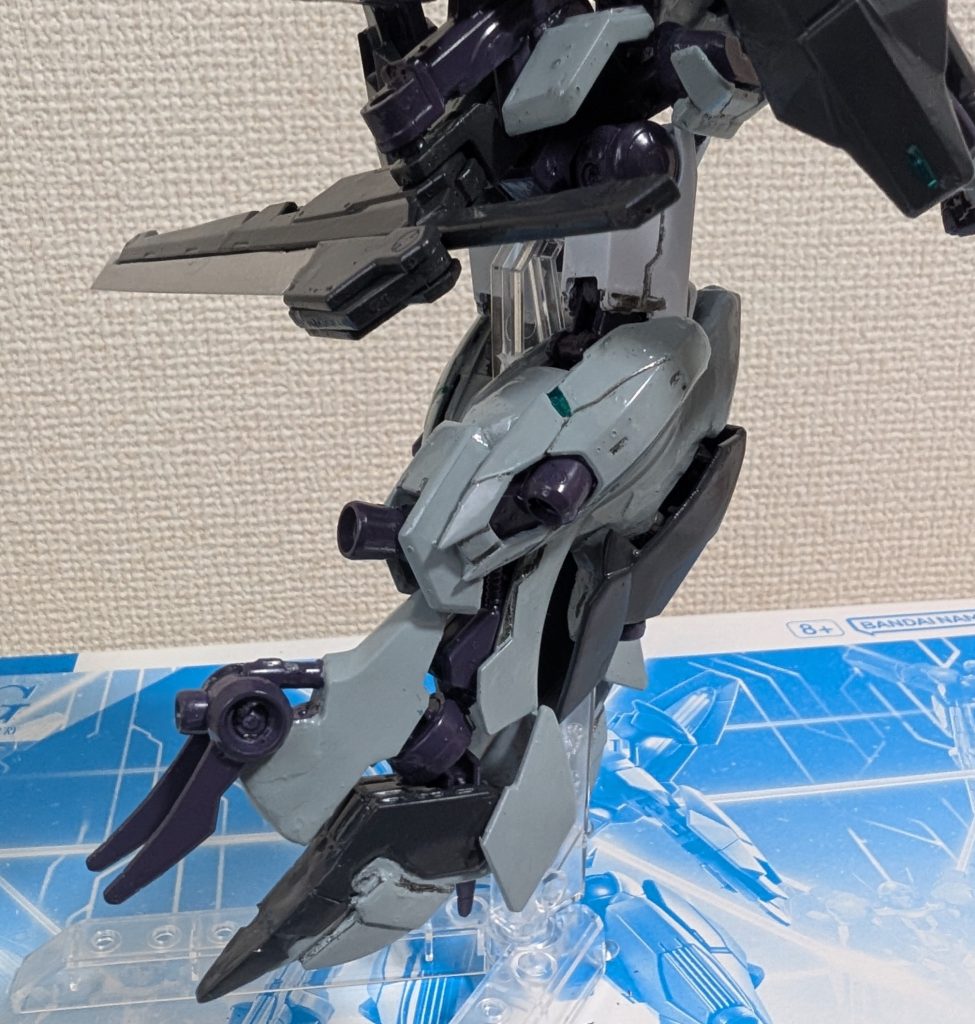 ちなみに、爪先裏側とソードの取り付けはこんな感じです。