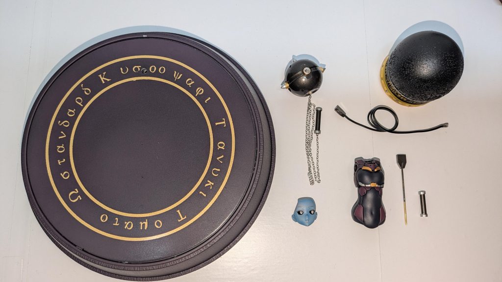 ・小物類台座はホームセンターのプラ花鉢とプラ板で作成しました。文字はミオリネさんの好きな言葉を中二フォントで「たぬき」「トマト」「ダブスタ糞親父」と書いてあります。ブラックライトの光が球体に集中してるせいで分かりずらいですがブラックライトでぼんやり光ります。