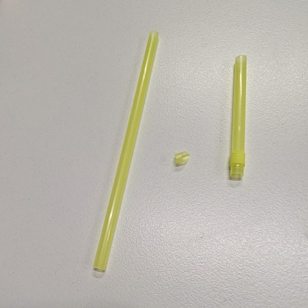 錫杖の作成です、まずストローをこんな感じでカット、そしてピックをなんやかんやして完成です。次回はなんか首周りのビロビロを作ります。（1枚目）