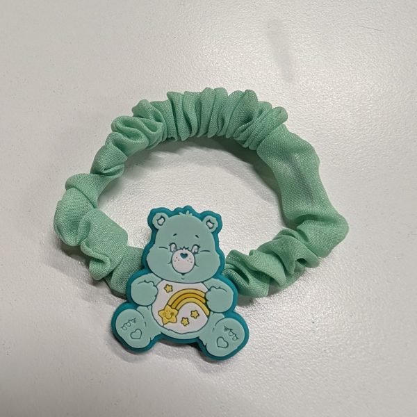 首周りビラビラの作成、よくよく本物みたら思ったより黄色い感じだったけどどうせクソみたいな作例なのでこのまま強行突破します。なんかよくわからん熊のシュシュが材料、熊を引きちぎったらシュシュ内部にアルミ線を通して適当に接着したら完成です。次回は色塗りです。（1枚目）