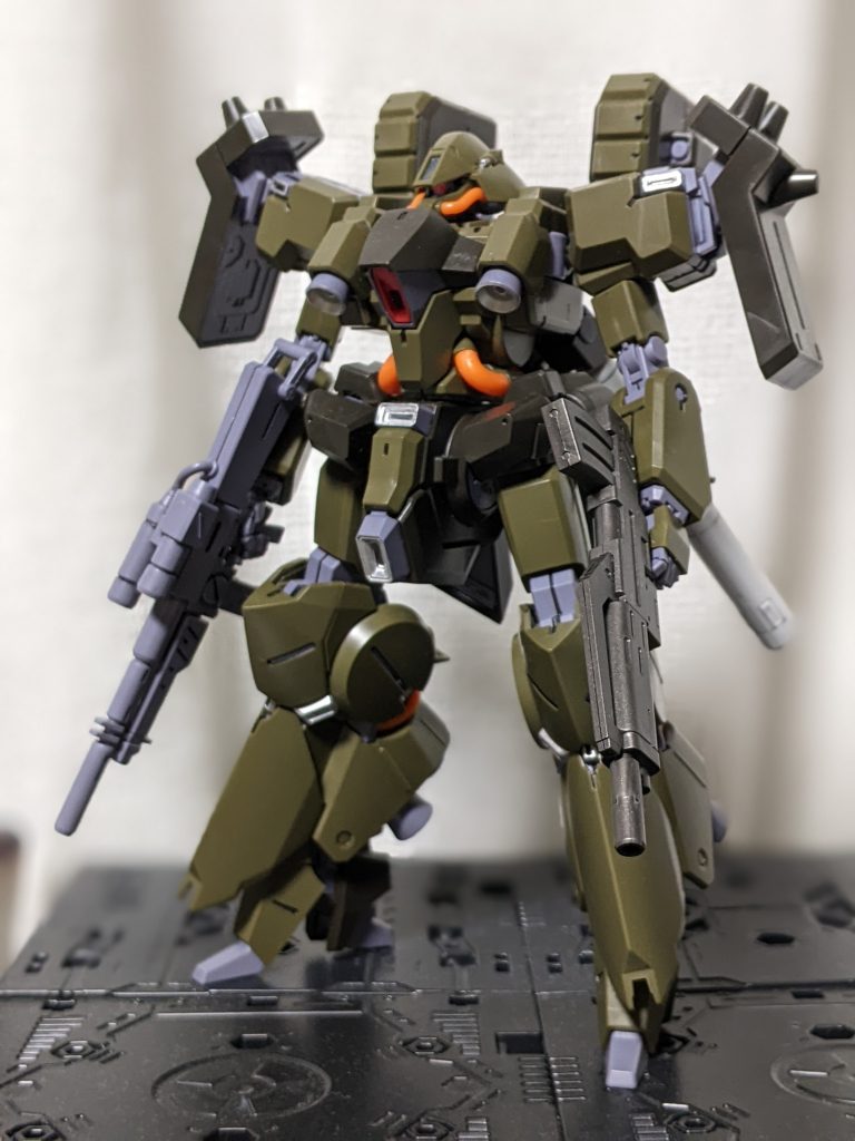 AMX-014 ドーベン・ウルフのリファイン版とのことで、ジオンマーズで運用されたMS。オーガスタ研のローレン・ナカモトによってアクシズに渡ったガンダムmk-Vがドーベン・ウルフとなり、さらにジオンマーズによって生産性を向上させてリーベン・ヴォルフになったそうです。A.O.Z Re-boot Vol.58で詳細が確認できるので一読の価値ありです。