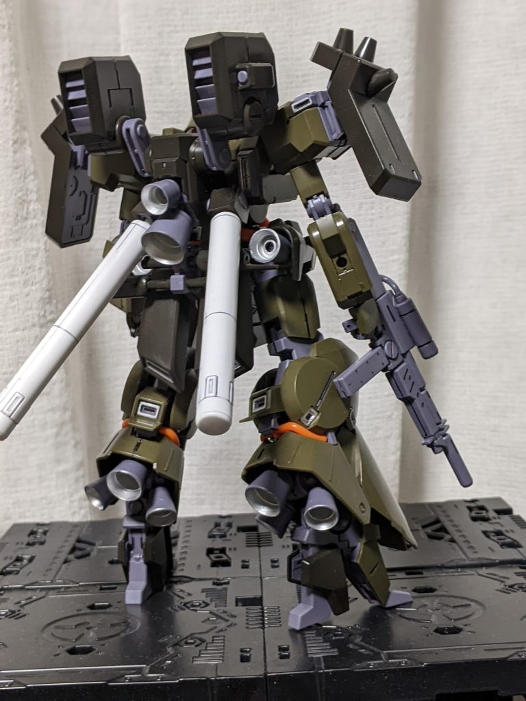 バックパックにジャンク箱の中からシナンジュのプロペラントタンクを修理して取り付けてみました。ぽっきり折れたジョイント部を100均の綿棒をぶっさして適当に補修しているのですが、言わなきゃわかんない位に修繕できた…と思います。