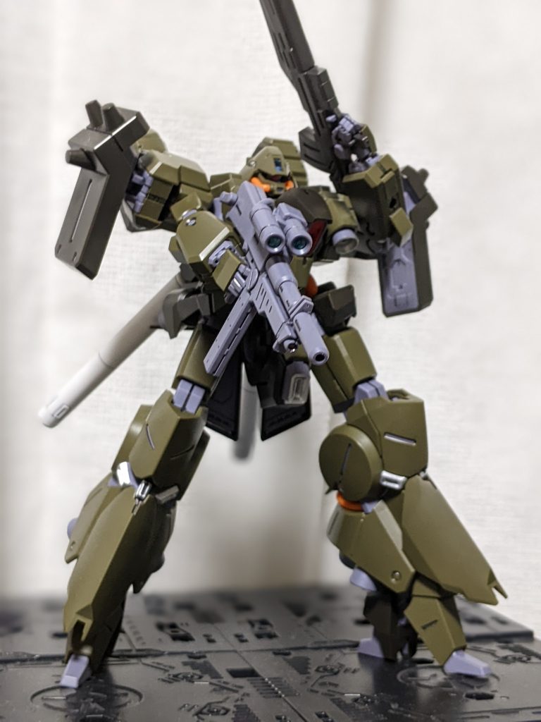 余っていたギラドーガのマシンガン(サイコ・ドーガの余剰武器)を右手に持たせてガンカタ風のポージング。我ながら下手過ぎて涙目。基本は素組ですが、墨入れ色差し程度ですが満足度の高いガンプラでした。カラバリ・バリエーション展開でネオ・ジオンカラーやダブルガトリング装備のムンスキー機あたりが忘れた頃にやってきそうwガンダムベース東京で袖付きドーベンも仕入れたので、装備換装でまたアップできればと思います。