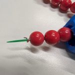 腰部分の玉にピックの先端を取り付けます、これで紙粘土製のウ◯コに突き刺したら完成[…]