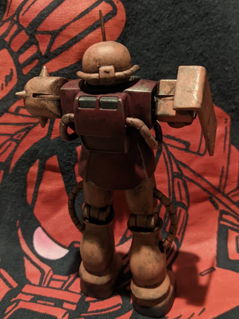 機動戦士ガンダムでシャアザクは敵の攻撃をくらった場面をみた記憶が無いので、攻撃によるダメージは付けませんでしたが、シャアも苦労人…旧ザクやザクで幾度も戦場をくぐり抜けて来た感を出したくてウェザリングしました。