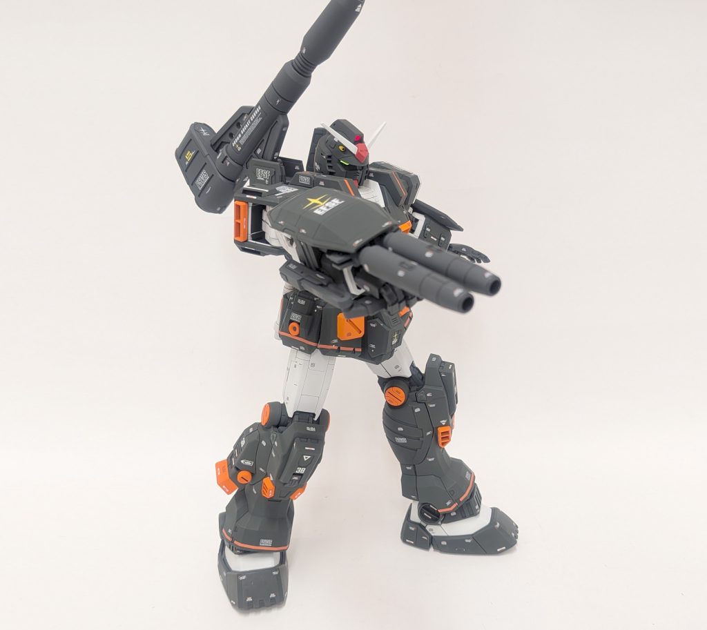 ビームガンのグリップは下からに変更して、たためる様にしました。