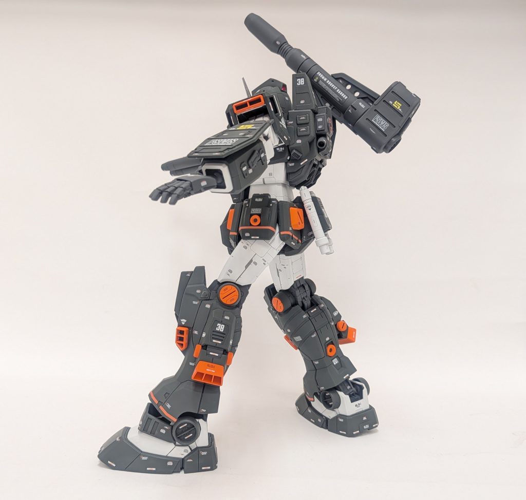 ネジ隠しパーツが磁石で付いています。画像で変にズレているパーツがそうです。