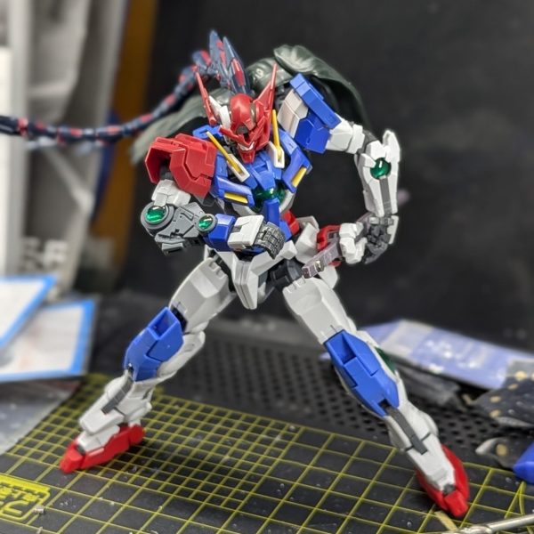 ネオジム磁石を各武器に埋め込みながらポーズ確認しています✨️だいぶいい感じです😊HGシュバルゼッテのソードはなんかダブルオー感足りないなと思ったのでジャンクパーツになったエクシアの腕パーツがかっちりハマったので付けてます✨️（1枚目）