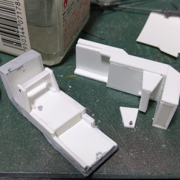 珍しく設定先行で作ってるHGグフです。近接格闘型のグフです。タイトルのグフ・インパクトはまだ仮称です。スカートを可動させて腰を落とせる様にしました。（5枚目）