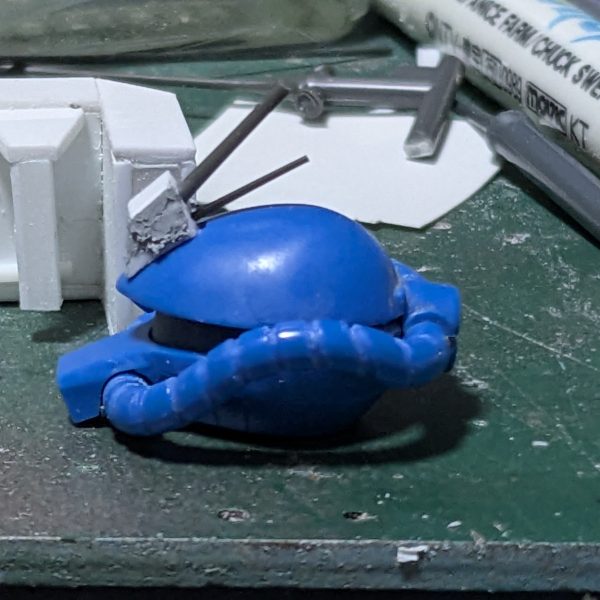 珍しく設定先行で作ってるHGグフです。近接格闘型のグフです。タイトルのグフ・インパクトはまだ仮称です。スカートを可動させて腰を落とせる様にしました。（6枚目）