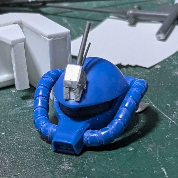 珍しく設定先行で作ってるHGグフです。近接格闘型のグフです。タイトルのグフ・インパクトはまだ仮称です。スカートを可動させて腰を落とせる様にしました。（7枚目）