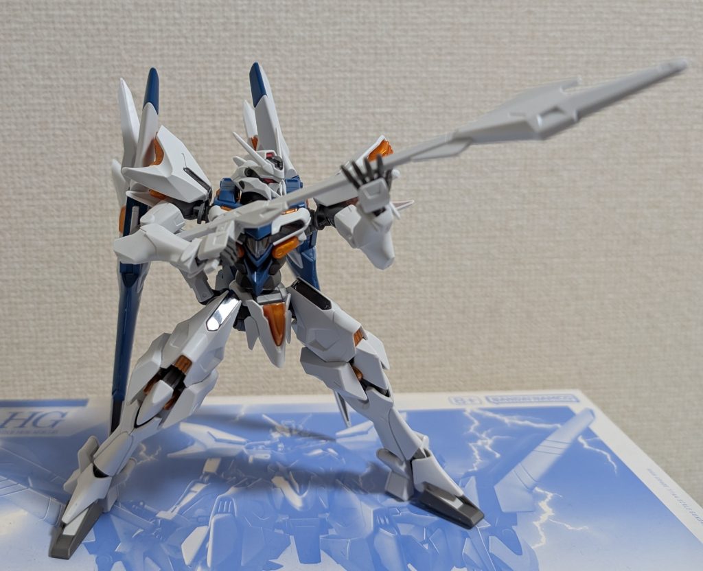 続けて、ライフルとして（平手で添えて）保持。