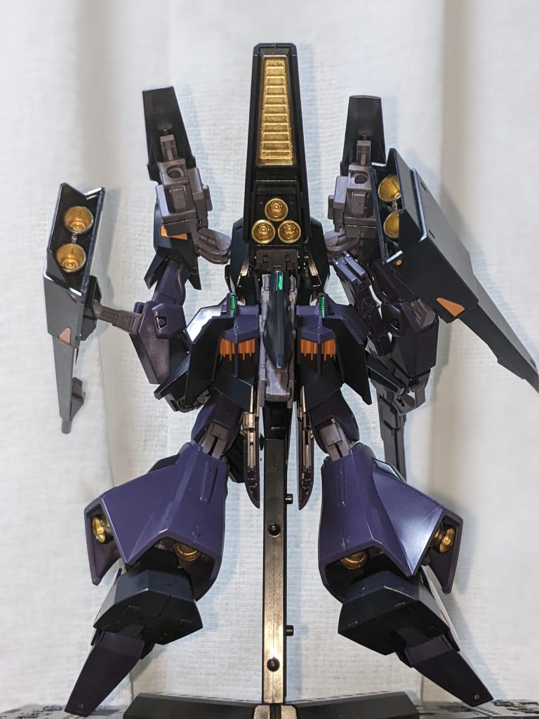 大推力による高度な機動性が特徴でムーバブル・シールド・バインダーや脚部のほかにブースターが多く、後ろ姿も迫力が意外にあります。&nbsp;