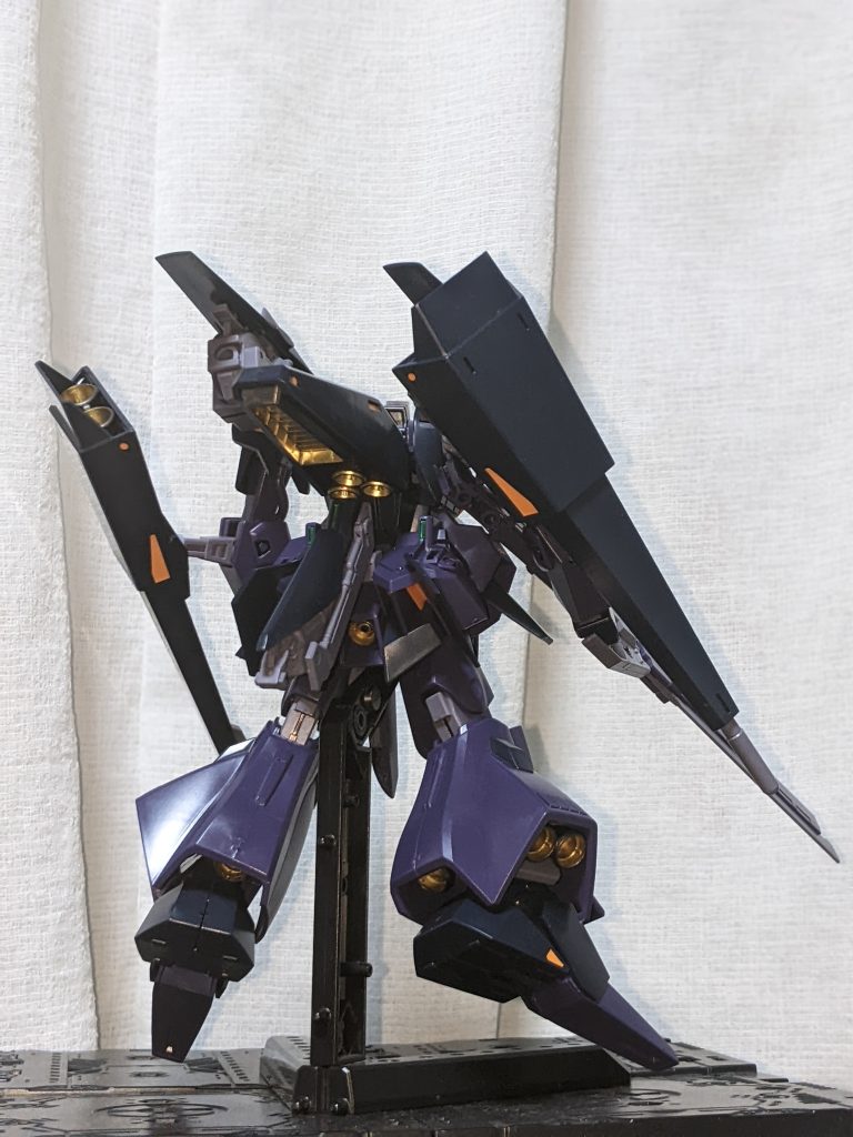 ポージング次第ではありますがHGギャプランではずんぐりむっくりなイメージだった本機も、かなりスマートな印象に。