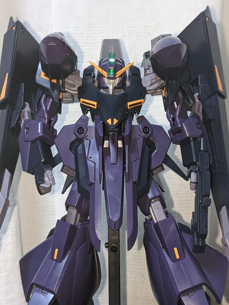 キットではRX-124HS ガンダムTR-6［ハイゼンスレイⅡ］形態と同型のツインアイ式に換装された頭部がセールスポイント。これが欲しくてポチした方は多かったのではないでしょうか？ムックVo.5 表紙のガンダム顔とキットの違いに当時はがっかりした記憶が残っております（笑）