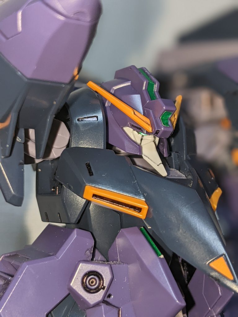 A.O.Zのギャプラン初出は1話ですが、フライルー仕様ではなかった頃でブレードアンテナ付きの「TR-5」としては［ファイバー］が初出。ブレードアンテナ付きモノアイがフライルー１号機、ツインアイとチンガードのタイプがフライルー２号機とのこと。通所のヘイズル顔にG-V系のチンガードを装備させたのがフライルー2号機であり、ハイゼンスレイIIだったりします。キットのハイゼンスレイII・ラーIIのお顔はチンガード無しってことですね。ギャプランそのものは地球連邦軍のニュータイプ研究機関「オーガスタ研究所」の基本設計を元に「オークランド研究所」が開発した機体ということで、ガンダムmk-Vとの繋がりはこーゆーところからも来てるのかなぁ、と想いを馳せる次第です。