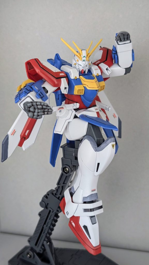 特別なハンドパーツがついていたのでそれっぽいポーズをとってみましたが足回りの可動は広くは無いですね…