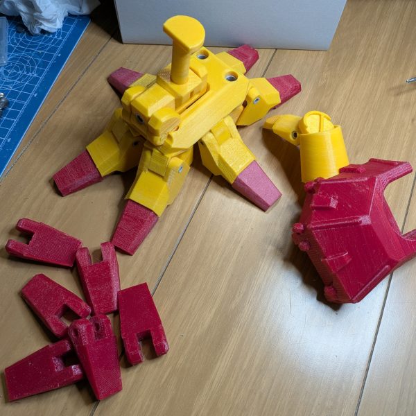 デビルハンドの仕込中です。胴体の中に仕込んで出せるように考えてます😊一応肩も少しは回せないとポーズ付けにくいので一軸だけ仕込む感じです。怒り肩には出来ません・・・何か解決方法が浮かんだら追加するかもしれないですがまだ浮かびません（笑）ハンド部の印刷もちょっと進めましたが、やっぱりデカい…😱（3枚目）