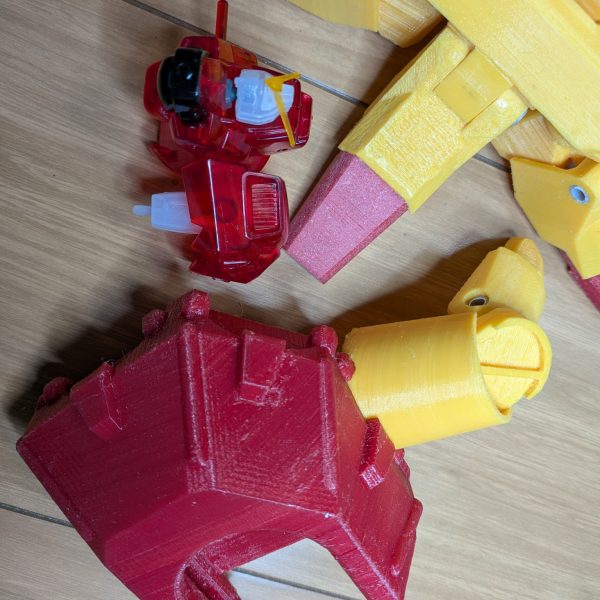 デビルハンドの仕込中です。胴体の中に仕込んで出せるように考えてます😊一応肩も少しは回せないとポーズ付けにくいので一軸だけ仕込む感じです。怒り肩には出来ません・・・何か解決方法が浮かんだら追加するかもしれないですがまだ浮かびません（笑）ハンド部の印刷もちょっと進めましたが、やっぱりデカい…😱（4枚目）