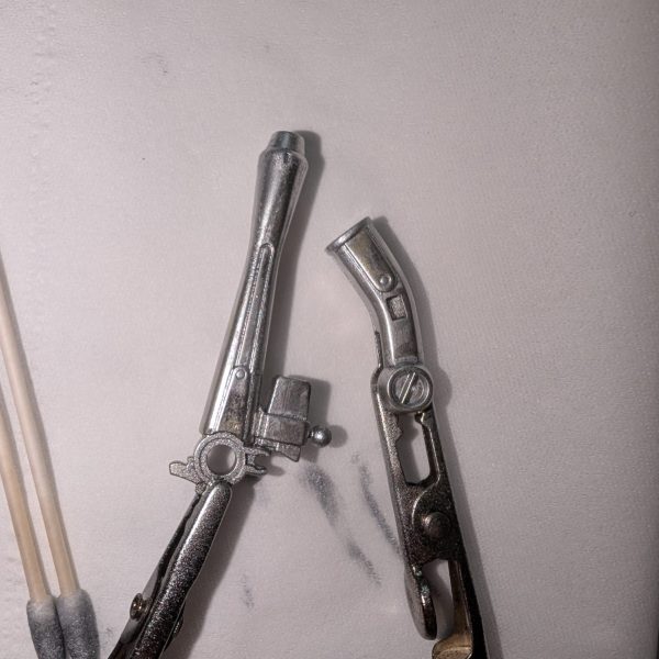 年末年始のお休みに入ったので、クロスボーンガンダムX1を製作中なのですが…バスターガンを海賊のフリントロックピストルみたいにギラギラにしてやるぞ！と塗装したのですが、ベースをブラック、下地にゴールド、上からアーティストマーカーのシルバーを塗り、各所エナメル拭き取りしようとしたら…夜中にやったのでシルバーが吹き過ぎでデコボコに。拭き取りしようとしたらベースのブラックが出てきて、散々な状態…と思ったら、デコボコ→鋳造表現下地露出→金属傷みたいに見えてきて、なんか全ての失敗がリアルさを増す結果に感じてきました…不思議だな〜(gundam-kao10)