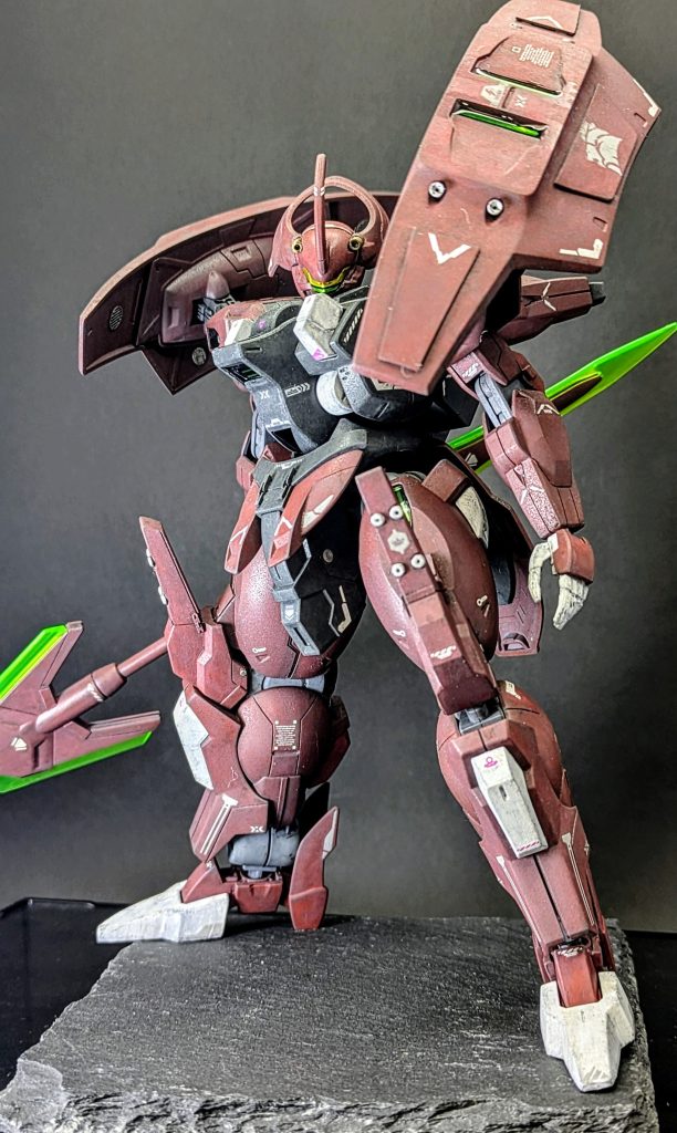 今回も一番のポイントは清水圭さんの筆塗り技法で全塗装したこと（いつもの）。基本的に清水圭さんの作例のサザビーのレシピ通りで塗っています。特にメインのレッドは個人的に好きな色味になったので気に入っています。&nbsp;