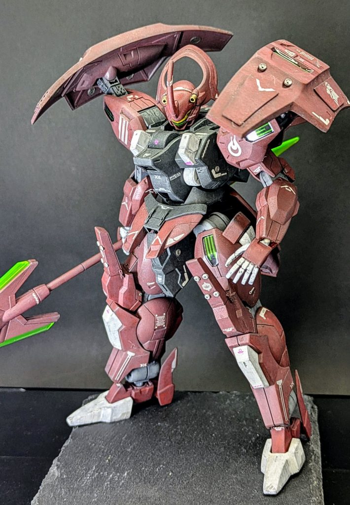 アンビカー（肩のアーマー）のディテールアップも頑張りました。F-2 ザクIIの時に初めて挑戦したディテールパンチで抜いたプラ板を重ねるやつもやって、ちょっとだけオリジナリティ出せたのは良かったかと思います。シェルユニットはレジンを流し込んで、反射で少しキラッと光るように加工しています。これもやって良かった加工です。あとはスジボリや各種ディテールアップパーツを使った加工も行っています。いい加減でディテールアップ出来るようになったのも、今年の成長のひとつだと感じています。