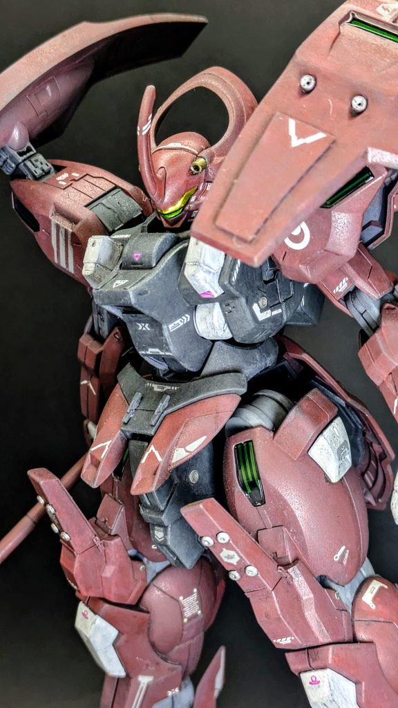 寄りで見てもそこまで大きな粗はなく塗れたかなと思います。（実はゴニョニョ・・という部分は全然ありますがw）うすーく塗り重ねていくというのを感覚で掴めてきた成果であることを願います。この塗り方は自分の中のMS感（兵器感）を表現するのに合っているなと感じているので、これからも続けて上達していけるように頑張ります。