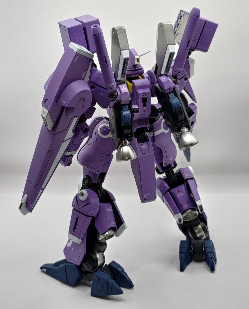 背面側、ビームサーベルの形とかがこの時代っぽくて好き。