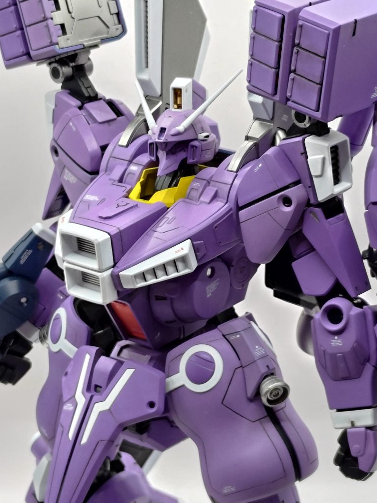 今回は各所にスジボリを追加してみました。まだまだ下手くそなので修練あるのみです。今回はスジボリ用ガイドテープを使ってみたのですが使い勝手が良かったので常用します。他はちょいちょい丸穴にメタルパーツ貼ったりデティール用のパーツを貼ってます。