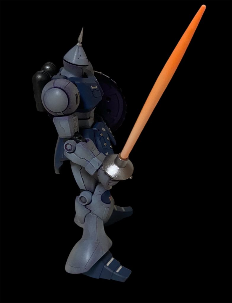 サーベルも蛍光色を使い気持ち発光を意識した塗装にしました🖌️✨