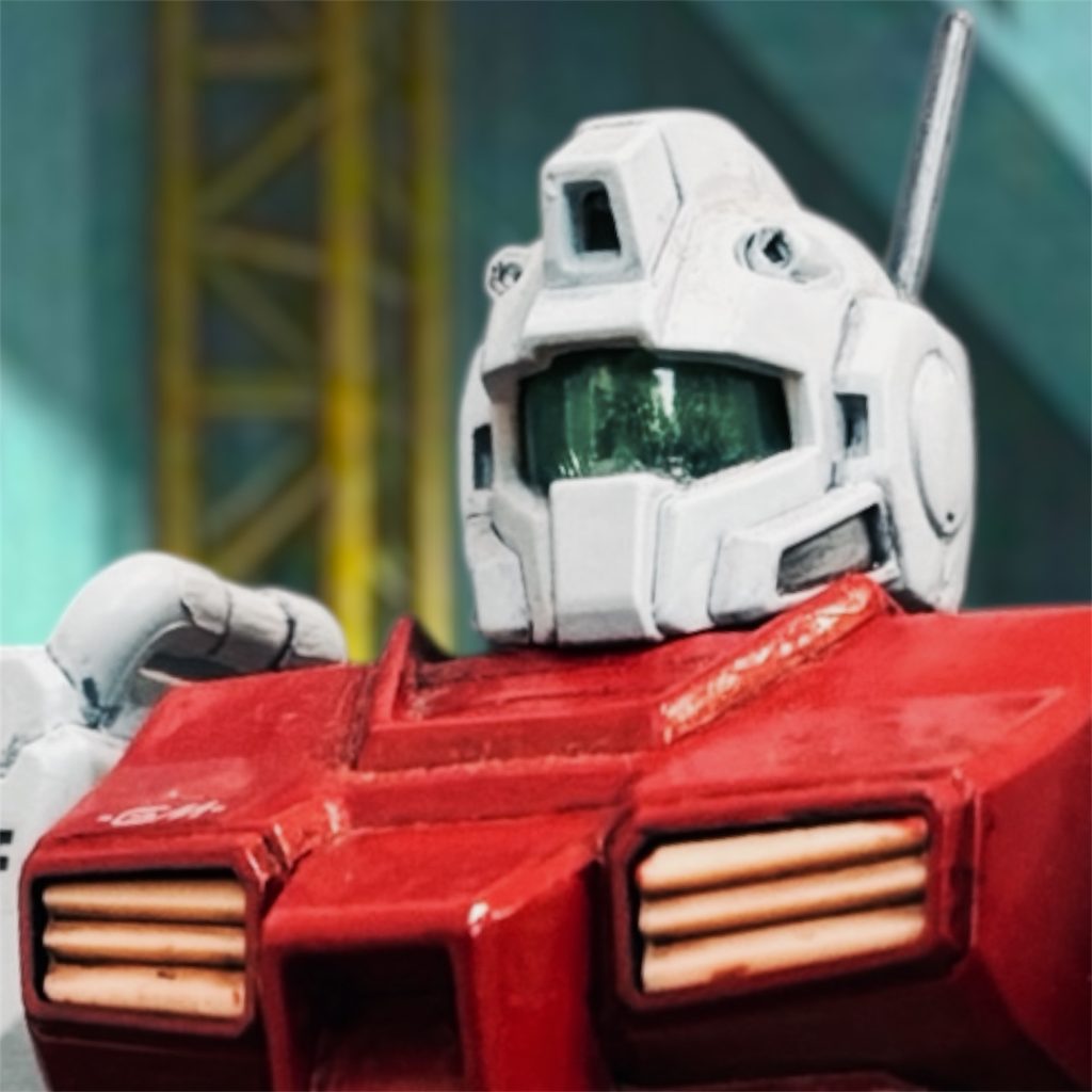 こちらは１０年以上前に作ったキットです。サンドカラーのジム改の塗り替えで、下地は塗らず、白はライトグリーン、赤はレッドブラウンあたりで塗った気がします。22の数字はもともと適当に貼っていたもので、第２部の部隊番号が22になったのは、この機体を使うためでした。（補充機にこのジム改を登場させることは始めから決めていました。）