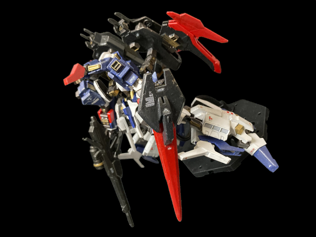 可変途中、比較的早い段階ですね。胸部を上げて腕部をたたみ、脚を収納してフライングアーマー下部に移動してシールドを付けるていうのをやっていきますよ。