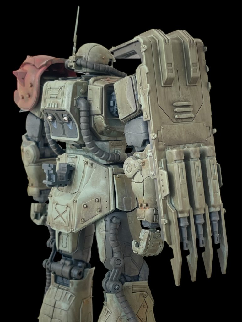 シールドには上部の肩付近と中央付近にそれぞれランナーが貼ってあります