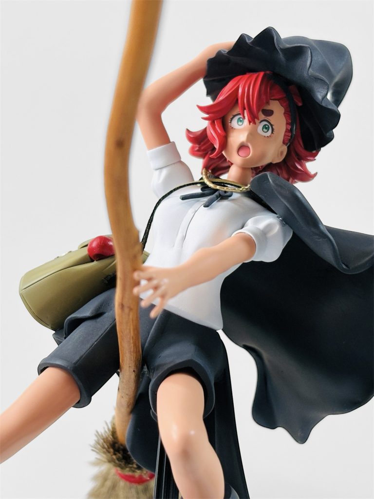 瞳デカールはスレッタ(一般制服ver.)から。若干寄りすぎちゃったのが心残りです😭箒はセリア(100均)の枝棒と箒を切って輪ゴムで巻きつけて製作しました！かなり上手くいってます笑笑エポパテの作業はもちろん、美プラの全塗装も初めてだったのでかなり気を使いながら製作しました…💦パテ部分の表面処理の甘さや接着剤の適量加減など反省点が多々ありますが、なんとか完成させられたのでオールオッケーです！笑笑ぜひ最後まで見てもらえたら嬉しいです🩵