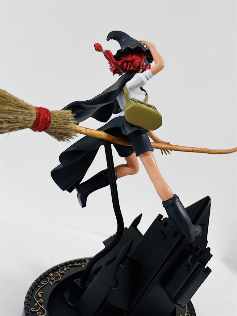 帽子、ケープはエポパテで造形しています！(帽子一部に甘奈のスカートパーツを使用)髪の毛のおさげも通常の可動範囲だとなびいてる感じにならなかったので、パテで無理矢理角度調整しています笑笑