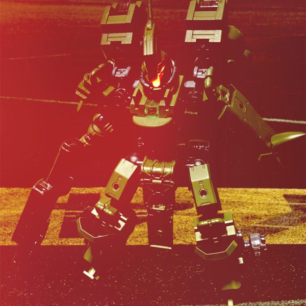 お前は強い。だが・・・お前は一人。俺は、「俺たち」は・・・閃光が貫く。ゆっくりと倒れる。煙が立ち込めるコクピットで呟く。お前が仲間と襲っていたら負けていた。でも俺は一人じゃない。倒れ伏した鋼鉄の塊が全てを物語っていた・・・fin（2枚目）