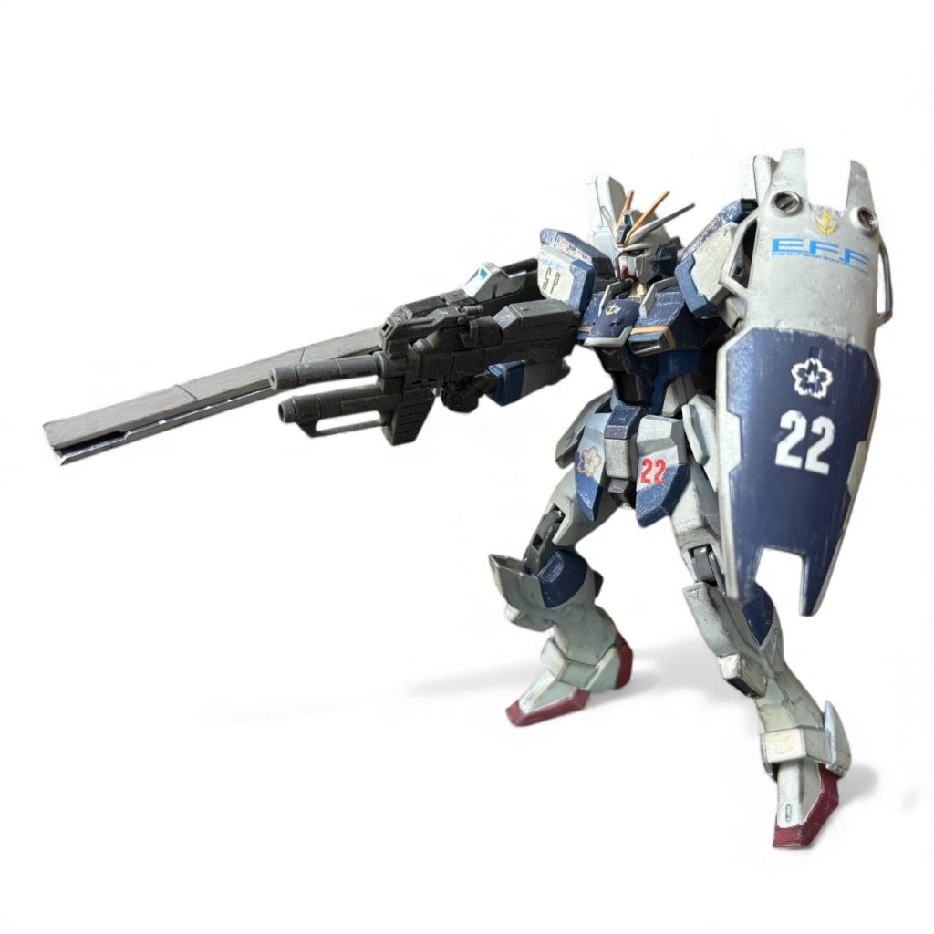 本機はバックパックを換装して、様々な戦術に対応可能な機体として設計されたが、換装用兵装の開発は遅れており、現在は専らこのアサルトタイプを基本形態として運用している。アサルトタイプは、第１小隊のガンダム・イントルーダーと同タイプのバックパックを装備している。直線機動の推進力・突破力に優れているこの装備は、戦場が有G下でも宇宙でも安定した性能を発揮する。