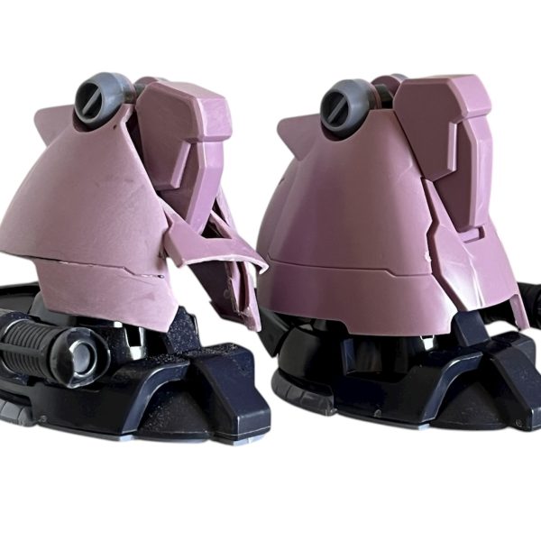 アーティファクトを参考に足を加工😅散々迷ってキットにメスを入れました。ニッパーとペーパーで切り取りました。面倒な事は極力避けてどこまでベースを活かして改造できるか？トライしてます。（2枚目）