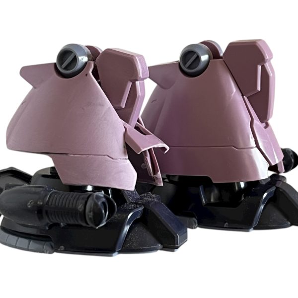 アーティファクトを参考に足を加工😅散々迷ってキットにメスを入れました。ニッパーとペーパーで切り取りました。面倒な事は極力避けてどこまでベースを活かして改造できるか？トライしてます。（3枚目）