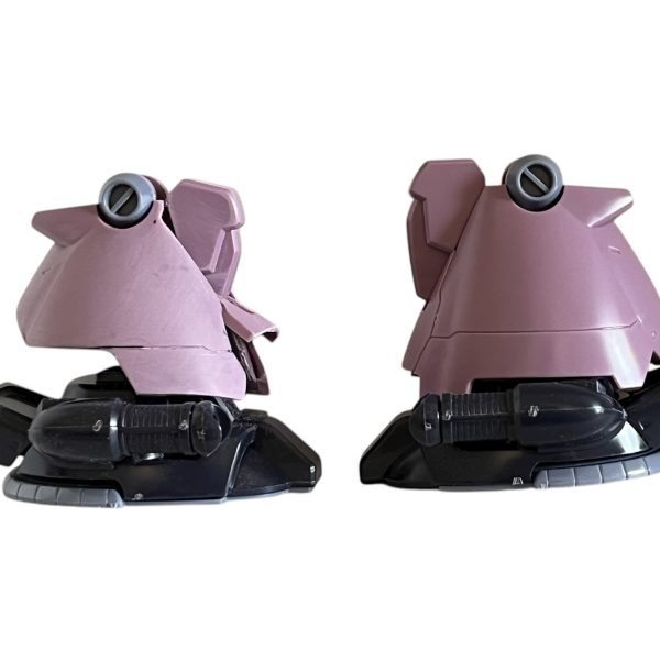 アーティファクトを参考に足を加工😅散々迷ってキットにメスを入れました。ニッパーとペーパーで切り取りました。面倒な事は極力避けてどこまでベースを活かして改造できるか？トライしてます。（4枚目）