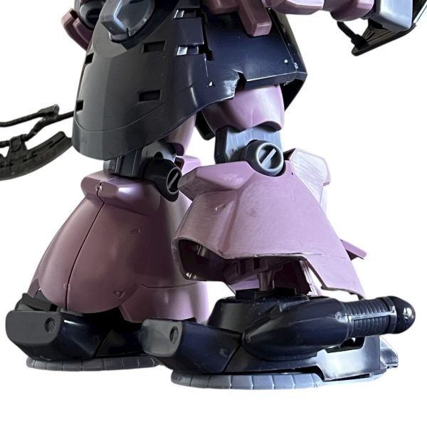 アーティファクトを参考に足を加工😅散々迷ってキットにメスを入れました。ニッパーとペーパーで切り取りました。面倒な事は極力避けてどこまでベースを活かして改造できるか？トライしてます。（6枚目）