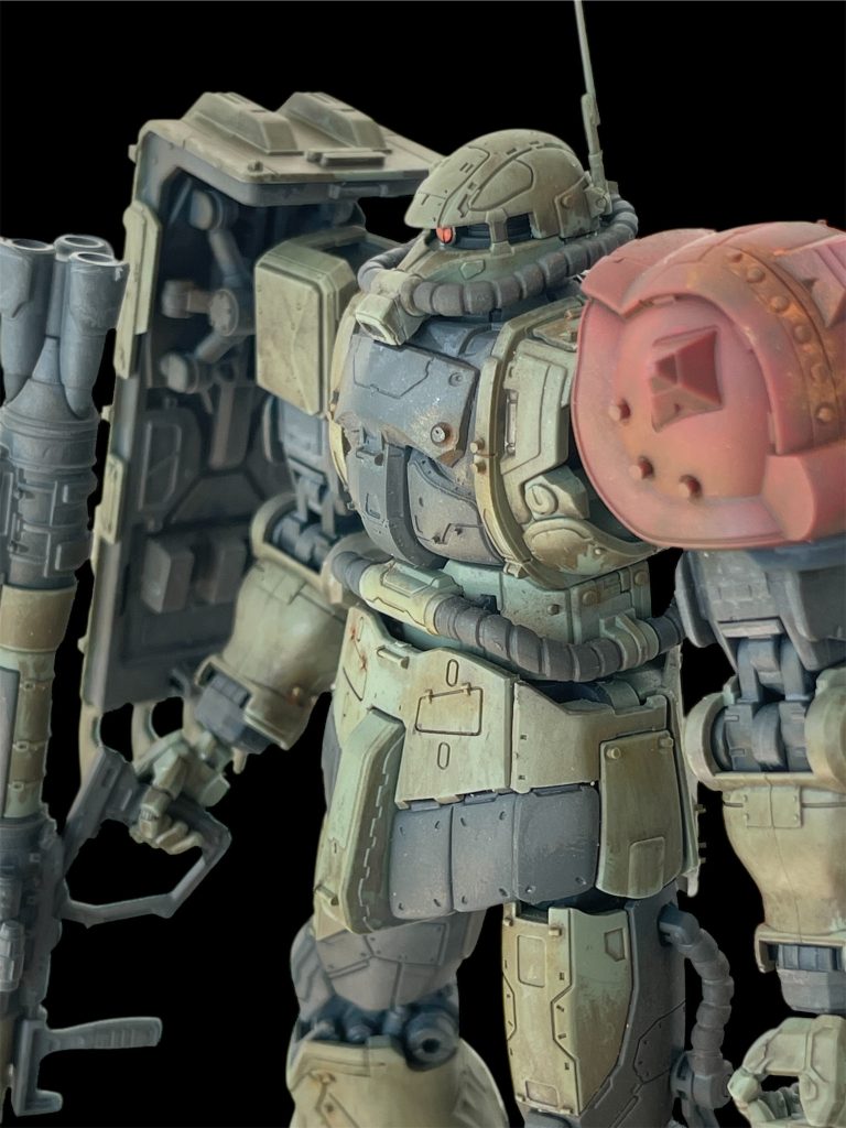 モノアイは付属シールの上からレジンで立体化。あまり立体的に見えませんが。