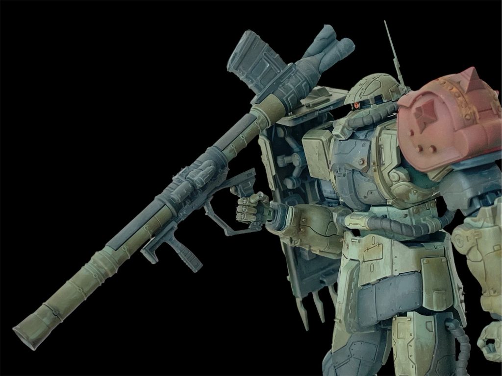 完成後、バズーカを構えさせようと右肩を90度くらい回転させようとしたら、一発で肩関節が折れてしまいました…真鍮線で補強しました。