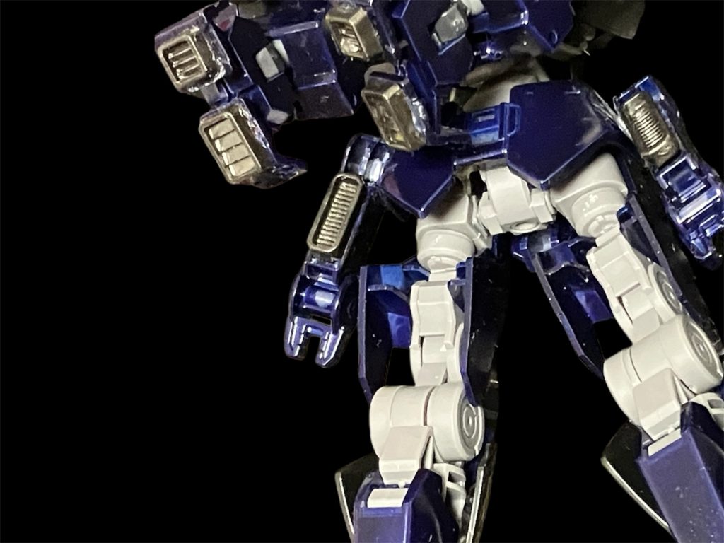 斧を保持するサブアームは、腰に配置変更しつつノズルを追加して武器保持兼サイドスラスターにチェンジ^_^