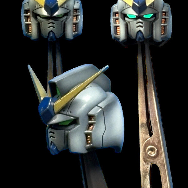 こんにちは(^^)RG mark 2 細々と進めております。バルカンポット廻りくるぶしの丸いディテールメインスラスター廻りプロポーションはそのままで格好良いので弄らず、もさっとしてるなと思ったディテールだけ、真鍮パイプや真鍮線で直しながら本体の基本塗装まで終わりました(^^)幻の4号機という設定でデカールを貼っていこうかと思います🎵年内に完成しないと思うので、今年最後の投稿になりそうです…。（2枚目）